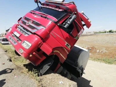 Cizre&rsquo;de s&uuml;r&uuml;c&uuml;s&uuml; bayılan tır şarampolde devrildi
