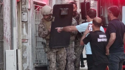 &Ccedil;ocuğu geri verilmeyince boğazına bı&ccedil;ak dayayıp, evini yaktı