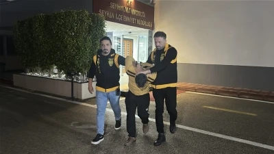 &Ccedil;ocuğunun kafasını arabaya vurup yere atan baba g&ouml;zaltında!