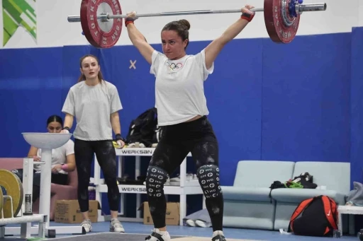 &Ccedil;ocuk evlerinde b&uuml;y&uuml;yen kardeşler, halterde altın madalya getiriyor
