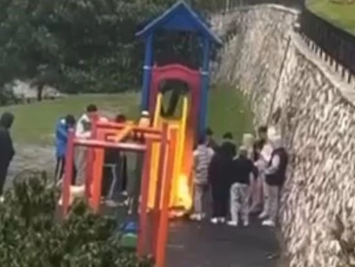 Bursa'da &ccedil;ocuk parkında kaydırağı yakıp sohbet ettiler