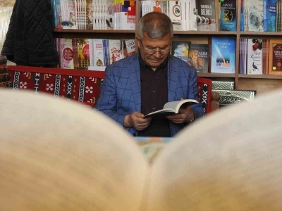 &Ccedil;ocukken başladığı okuma tutkusunu 60 yıldır s&uuml;rd&uuml;r&uuml;yor
