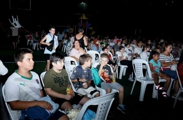 &Ccedil;ocuklar beyaz perdenin b&uuml;y&uuml;l&uuml; d&uuml;nyasını keşfediyor