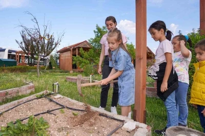 &Ccedil;ocuklar bitkilerin b&uuml;y&uuml;me ser&uuml;venini &ouml;ğrendi

