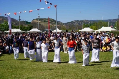 &Ccedil;ocuklar &ccedil;uvalla koşma, yumurta taşıma ve halat &ccedil;ekme yarışmalarında kıyasıya yarıştı
