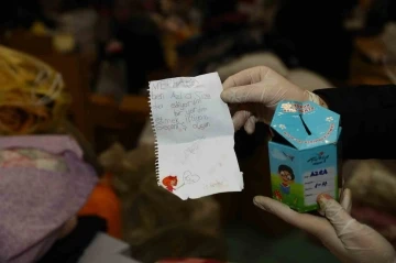 &Ccedil;ocuklar depremzedeler i&ccedil;in yardıma koştu
