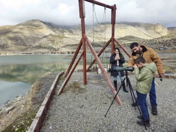 &Ccedil;ocuklar doğa ile buluştu, yaban hayatını g&ouml;zlemledi
