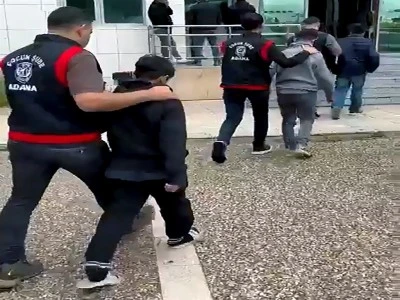 &Ccedil;ocuklar, evsiz adamı d&ouml;vm&uuml;şlerdi...