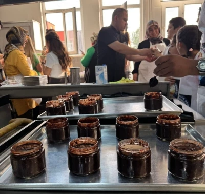 &Ccedil;ocuklar gl&uuml;tensiz kek yaptı
