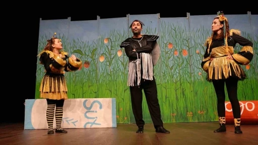 &Ccedil;ocuklar Krali&ccedil;e Maya ile eğlendi
