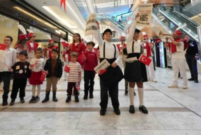 &Ccedil;ocuklar, &ouml;zel kost&uuml;mleriyle gazete dağıttı