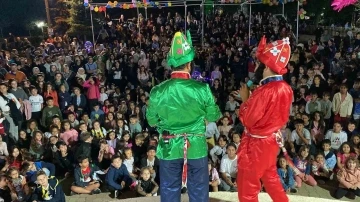 &Ccedil;ocuklar şenlikte g&ouml;n&uuml;llerince eğlendiler
