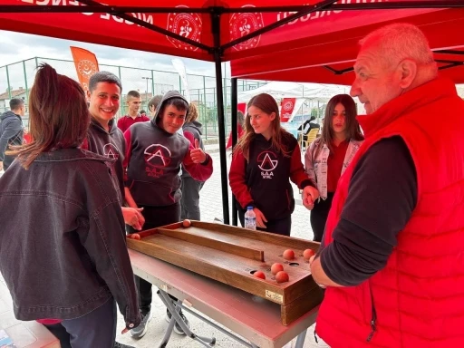 &Ccedil;ocuklar unutulmaya y&uuml;z tutan oyunlarla eğlendi
