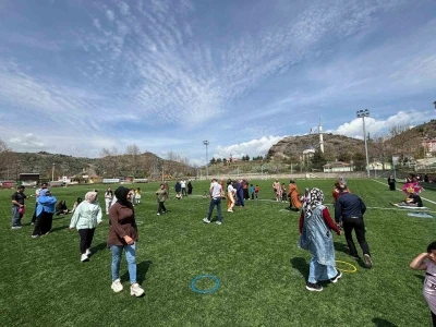 &Ccedil;ocuklar ve aileleri stadyumda buluştu, oyun oynayarak eğlendi
