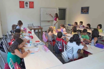 &Ccedil;ocuklar yaz tatilinde el becerilerini geliştiriyor
