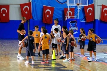 &Ccedil;ocuklara basketbol aşkını aşılıyorlar
