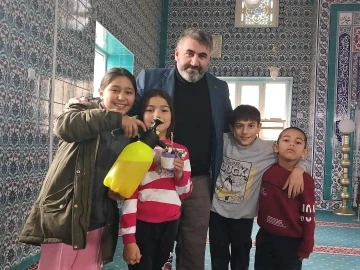 &Ccedil;ocuklara cami alışkanlığı &ccedil;i&ccedil;ekler ile sağlanıyor
