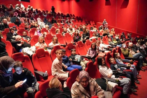 &Ccedil;ocuklara karne hediyesi Başkan Ata&ccedil;&rsquo;tan
