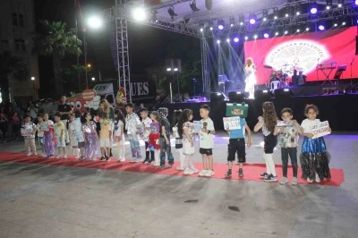 &Ccedil;ocukların geri d&ouml;n&uuml;ş&uuml;m defilesi beğeni topladı
