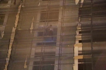 &Ccedil;ocukların g&ouml;remeyince binanın iskelesine &ccedil;ıktı
