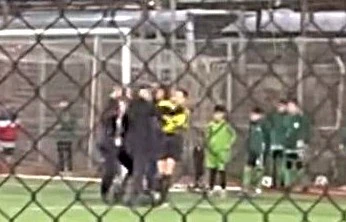 &Ccedil;ocukların ma&ccedil;ında kadın hakeme şiddet