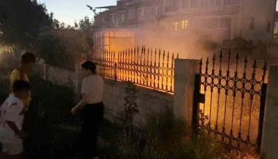 &Ccedil;ocuklar su bidonlarıyla yangına m&uuml;dahale etti