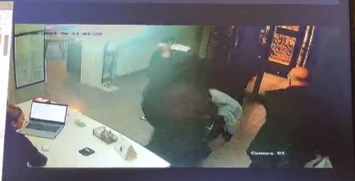 &Ccedil;ocuklarının yanında diş hekimini bı&ccedil;akladı, &ccedil;ocuklarını bırakıp ka&ccedil;tı