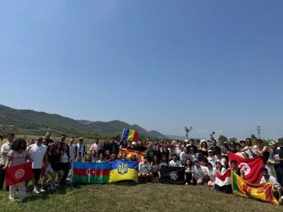 &Ccedil;ok sayıda &uuml;lkeden gelen gen&ccedil;ler Bursa Nil&uuml;fer'de buluştu