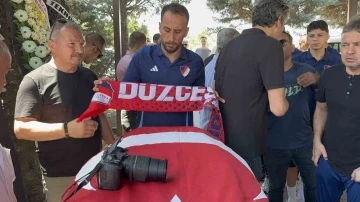 &Ccedil;ok sevdiği fotoğraf makinesi tabutuna koyuldu
