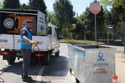 &Ccedil;&ouml;p konteynerleri yerinde yıkanıyor
