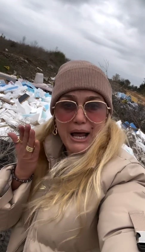 &Ccedil;&ouml;p yığınını g&ouml;ren &uuml;nl&uuml; manken &ccedil;ılgına d&ouml;nd&uuml;: "Bu vatana ihanetten başka hi&ccedil;bir şey değil"
