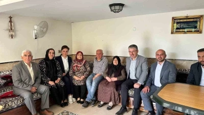 &Ccedil;opuroğlu&rsquo;ndan, en yaşlı AK Parti &uuml;yesine Anneler G&uuml;n&uuml; s&uuml;rprizi
