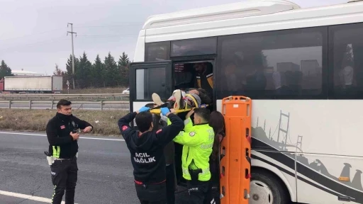 &Ccedil;orlu&rsquo;da 3 kişinin yaralandığı servis kazası kamerada

