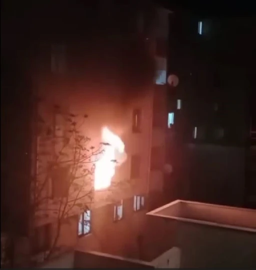 &Ccedil;orlu&rsquo;da korkutan yangın: Dumandan etkilenen 3 kişi hastaneye kaldırıldı
