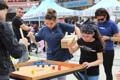 &Ccedil;orum&rsquo;da aileler festivalde buluştu, ortaya renkli g&ouml;r&uuml;nt&uuml;ler &ccedil;ıktı
