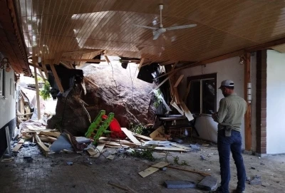 &Ccedil;orum&rsquo;da d&uuml;şen kayalar ev ve iş yerinde hasar oluşturdu