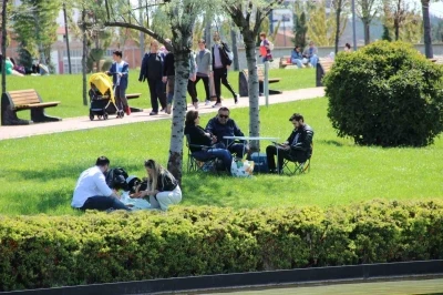 &Ccedil;orum&rsquo;da havanın ısınması ile vatandaşlar Millet Bah&ccedil;esi&rsquo;ne akın etti
