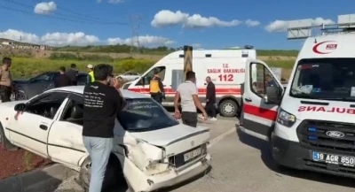 &Ccedil;orum'da iki otomobil &ccedil;arpıştı: 4 yaralı
