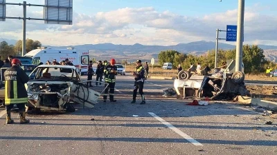 &Ccedil;orum&rsquo;da iki otomobil &ccedil;arpıştı: 7 yaralı