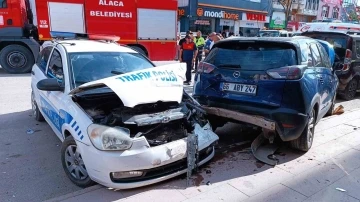 &Ccedil;orum&rsquo;da kontrolden &ccedil;ıkan cip polis otosuna &ccedil;arptı: 2&rsquo;si polis 3 yaralı
