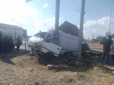 &Ccedil;orum&rsquo;da minib&uuml;s ile kamyonet &ccedil;arpıştı: 5 yaralı