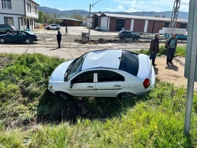 &Ccedil;orum&rsquo;da otomobil menfeze d&uuml;şt&uuml;: 1 yaralı
