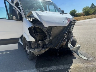 &Ccedil;orum'da otomobil ve minib&uuml;s&uuml;n karıştığı kazada 8 kişi yaralandı