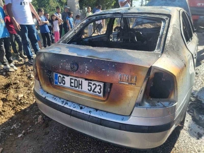 &Ccedil;orum&rsquo;da park halindeki ara&ccedil; alev alev yandı