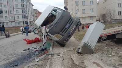 &Ccedil;orum'da tarım iş&ccedil;ilerini taşıya minib&uuml;s ile otomobil &ccedil;arpıştı: 5 yaralı