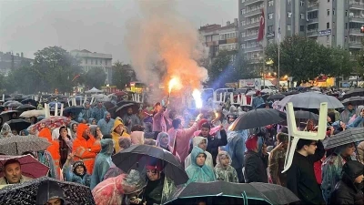 &Ccedil;orum FK taraftarları final ma&ccedil;ını yağmur altında izledi