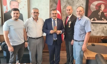 &Ccedil;orumlu şehit babalarının elleri &ouml;perek karşıladı
