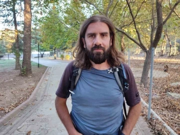 Covid-19&rsquo;dan vefat eden annesinin anısına Fransa&rsquo;dan y&uuml;r&uuml;y&uuml;şe başlayan Etemoğlu T&uuml;rkiye&rsquo;ye ayak bastı
