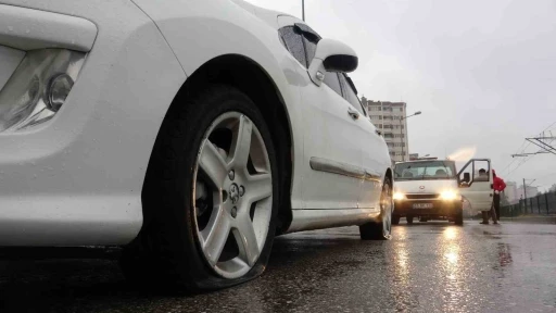 &Ccedil;ukura d&uuml;şen 20&rsquo;ye yakın aracın tekerleri patladı
