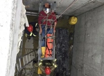 Bursa'da &ccedil;ukura d&uuml;şen vatandaşı itfaiye kurtardı